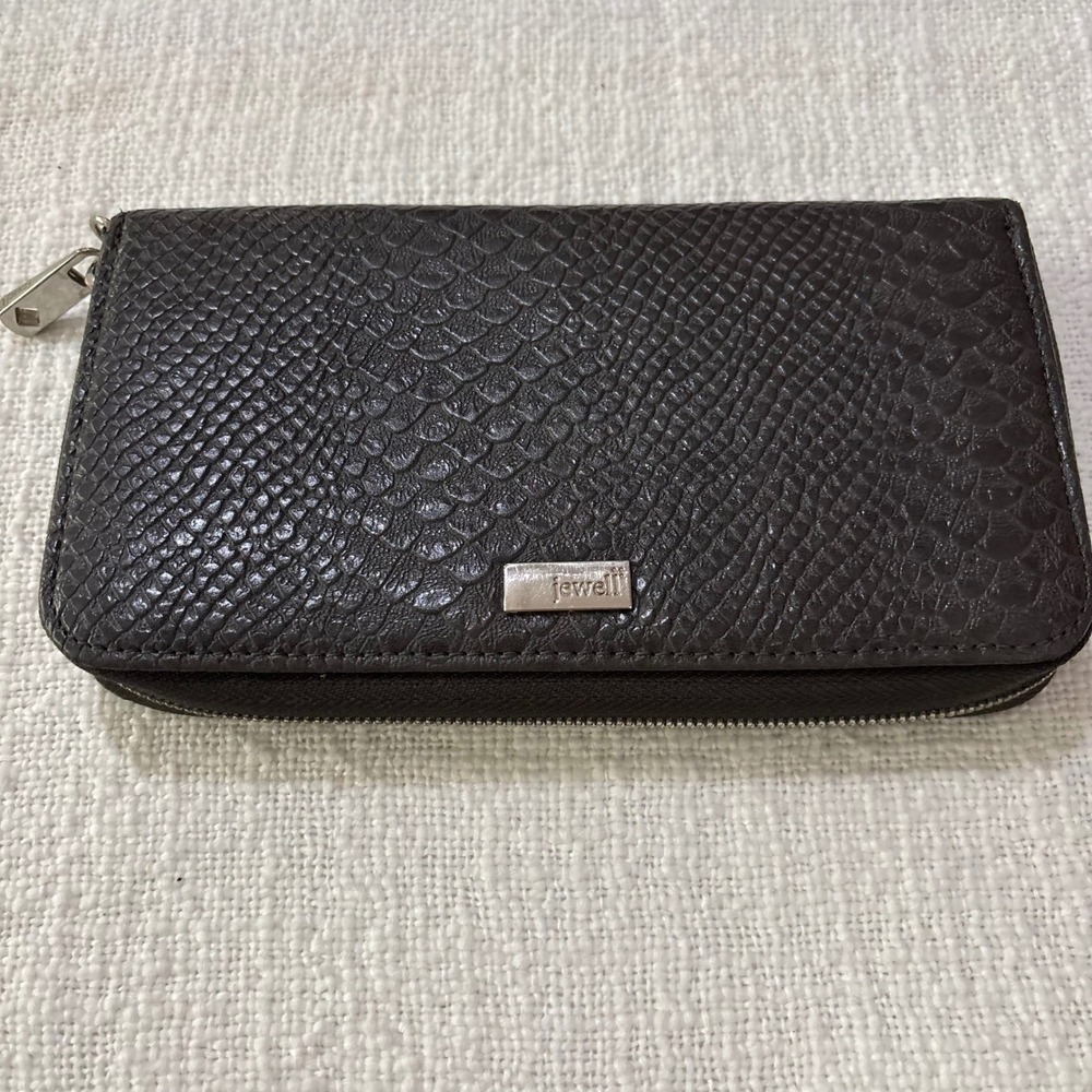 Jewell by Thirty-One Women Grey Snake Skin Embossed Zip Around Wallet